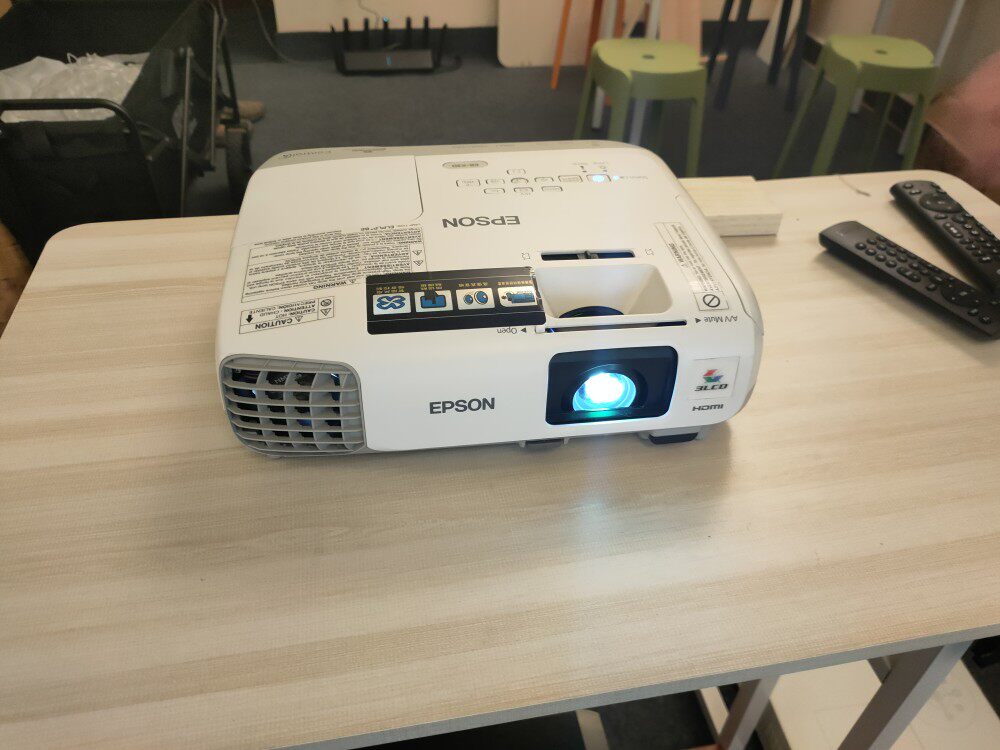 二手原装进口家用高清投影仪日本爱普生X30高亮白天直投3500流明投影机办公Wi